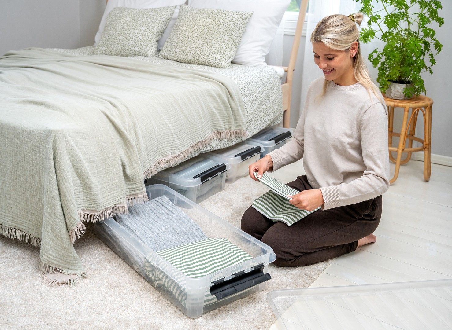 SmartStore™ Classic 30 L förvaringslåda med lock och hjul i sovrum,