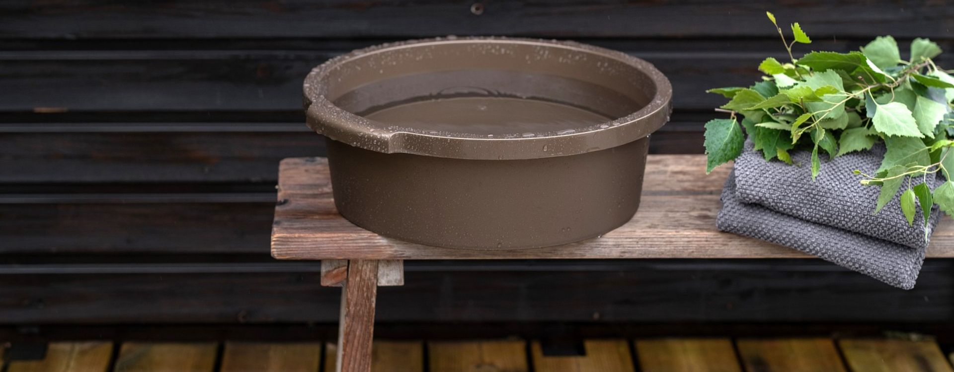 Slappna av i en ren bastu