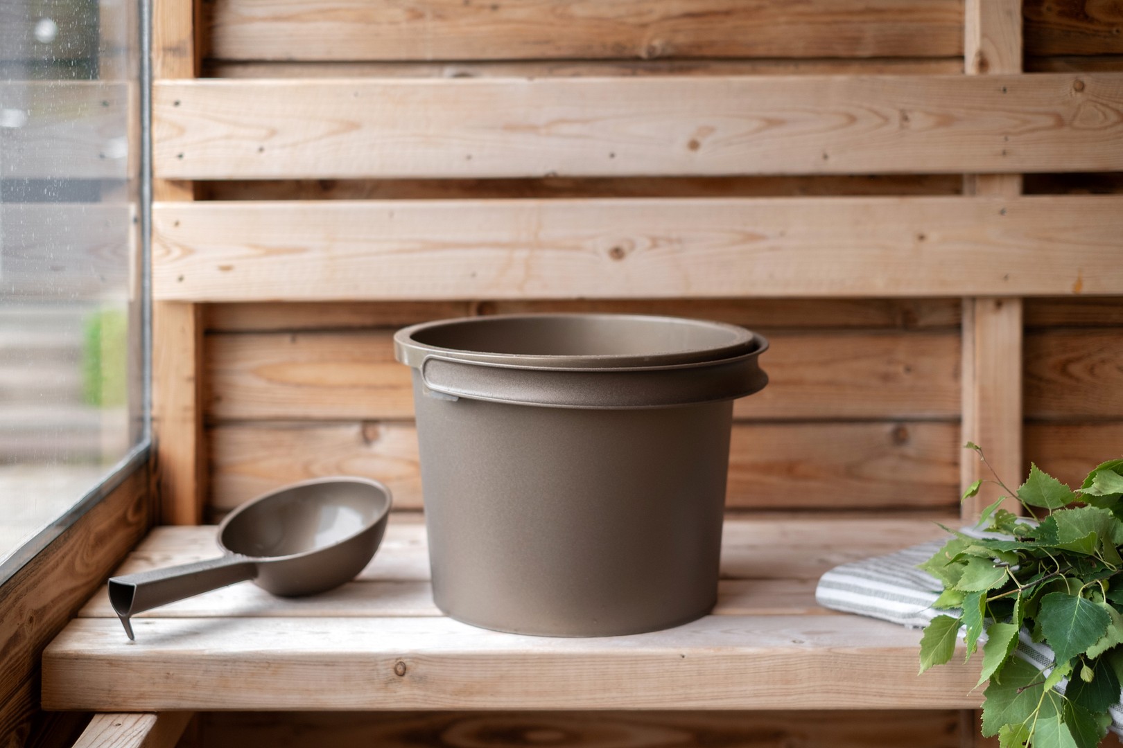 Slappna av i en ren bastu